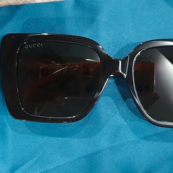 Gucci Oversized Square Black Sunglasses with Velvet Case - Picture 2 of 6